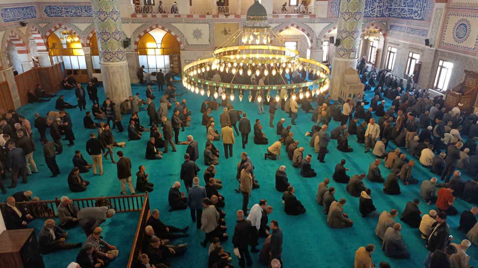 Van&rsquo;da yarım asırlık Hazreti &Ouml;mer Camii&rsquo;nde son cuma namazı kılındı
