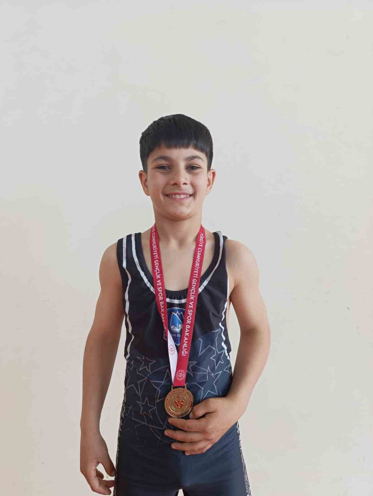 Muhammed Ali Kalay&rsquo;dan Manisa&rsquo;ya g&uuml;m&uuml;ş madalya
