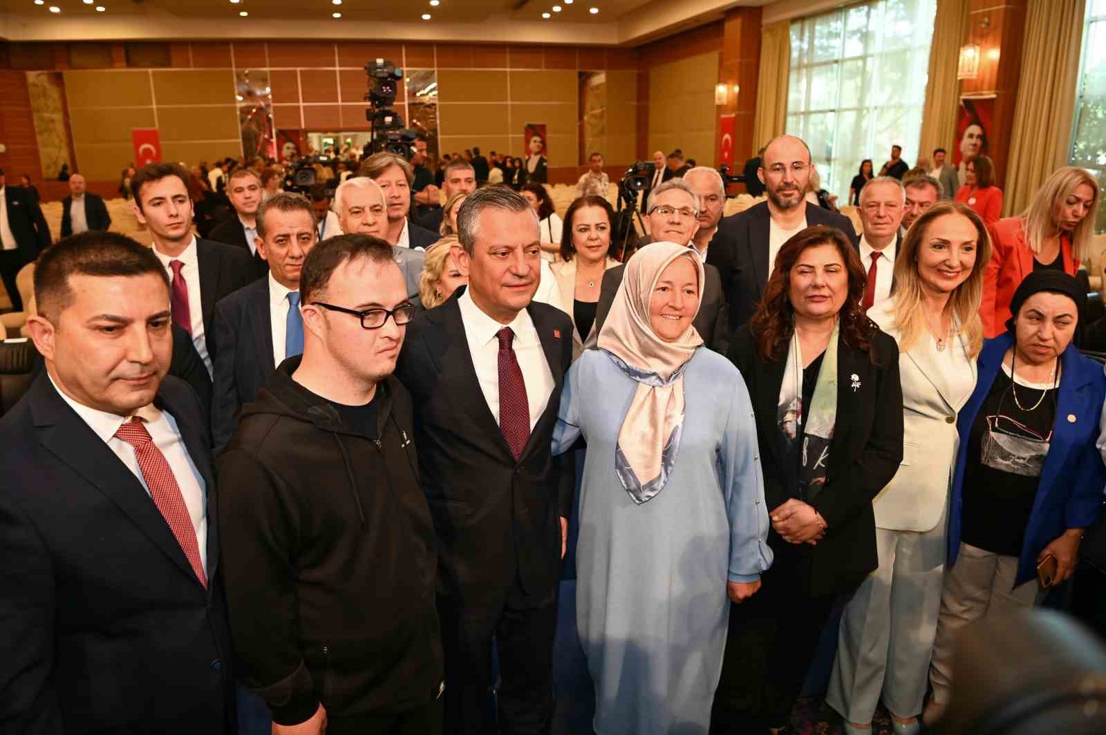 CHP Genel Başkanı Özel, Kuşadası’nda otizmli bireyler ve aileleri ile buluştu