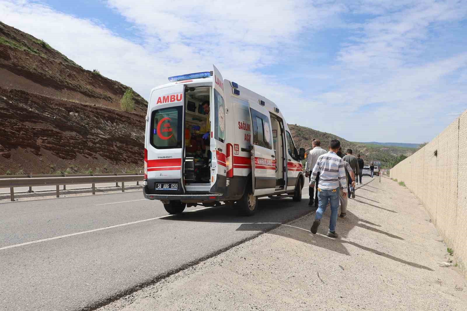 Otomobil istinat duvarına &ccedil;arptı: 3 yaralı
