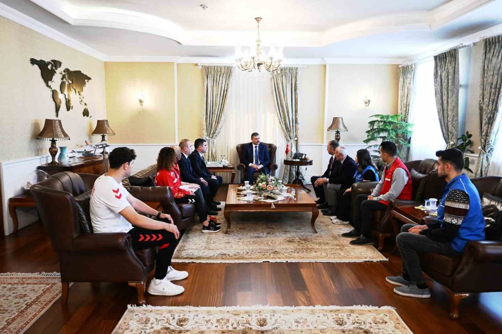 Vali &Ccedil;ift&ccedil;i&rsquo;ye gen&ccedil;lik haftası ziyareti
