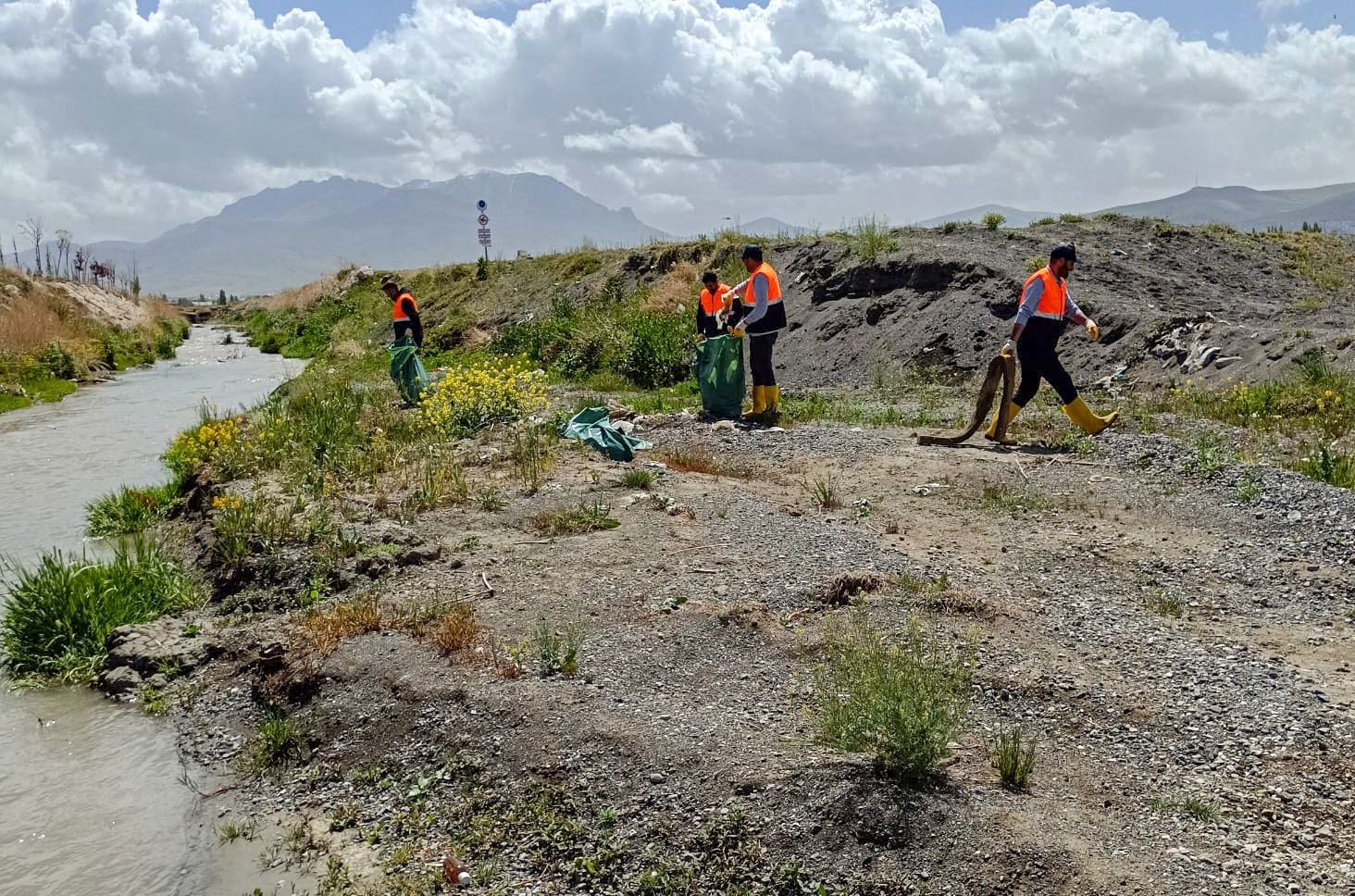 Van B&uuml;y&uuml;kşehir Belediyesi inci kefali g&ouml;&ccedil; g&uuml;zergahındaki dereleri temizledi
