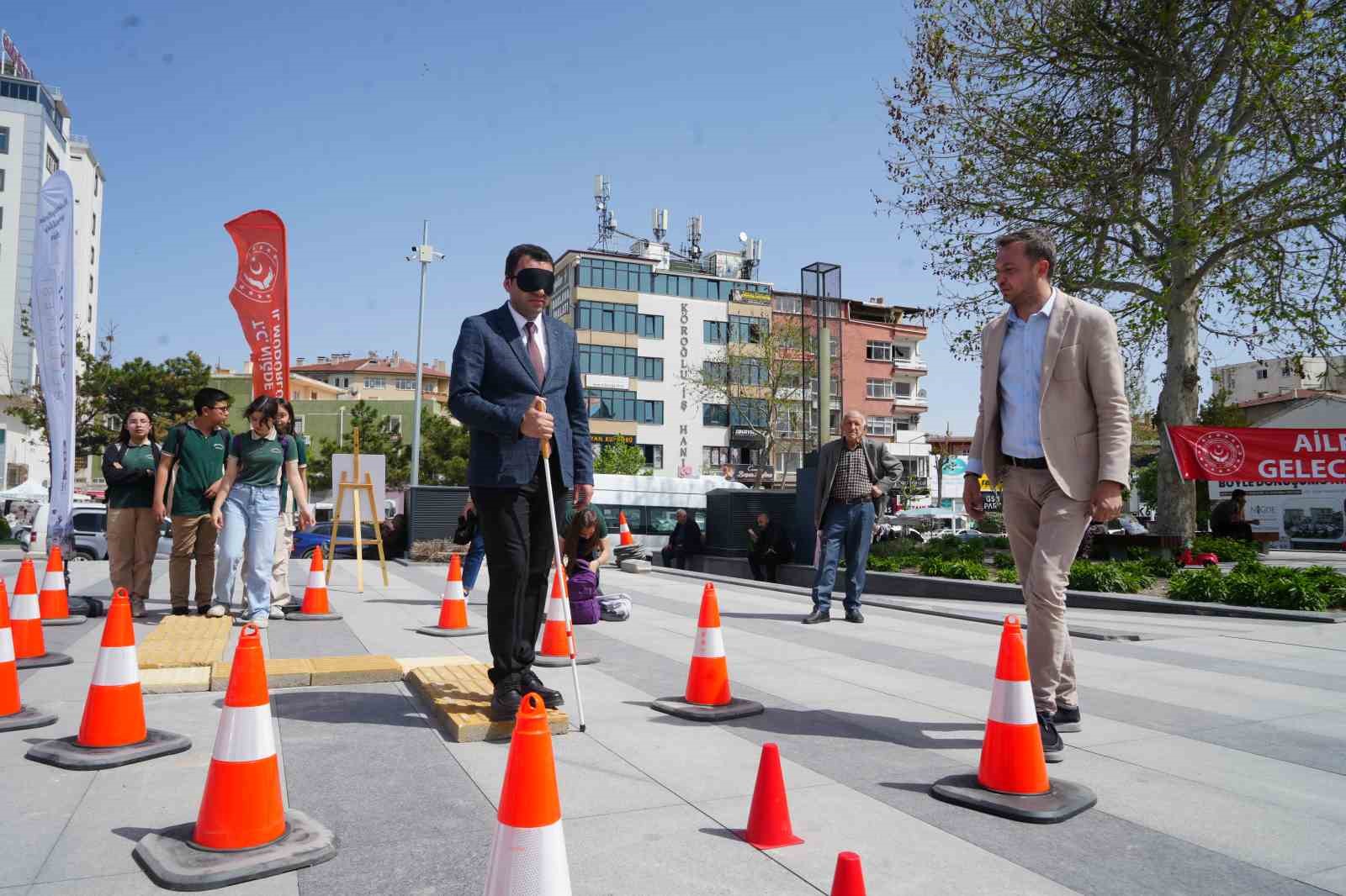 Engelli parkurunda empati yaptılar
