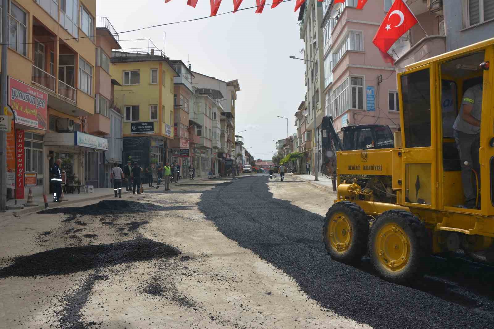 Demirci’de ana arterlere sıcak asfalt yapılıyor