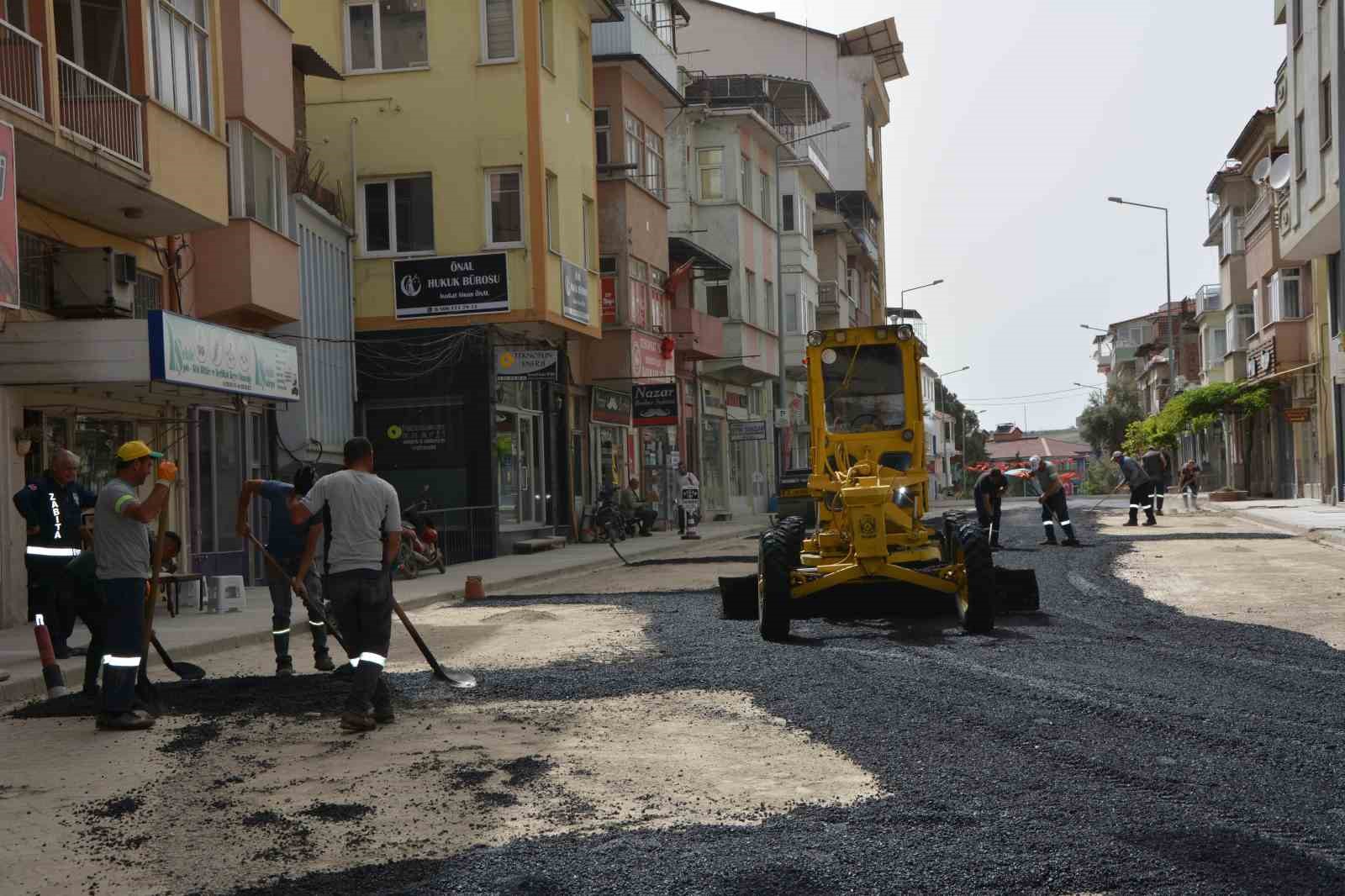 Demirci&rsquo;de ana arterlere sıcak asfalt yapılıyor
