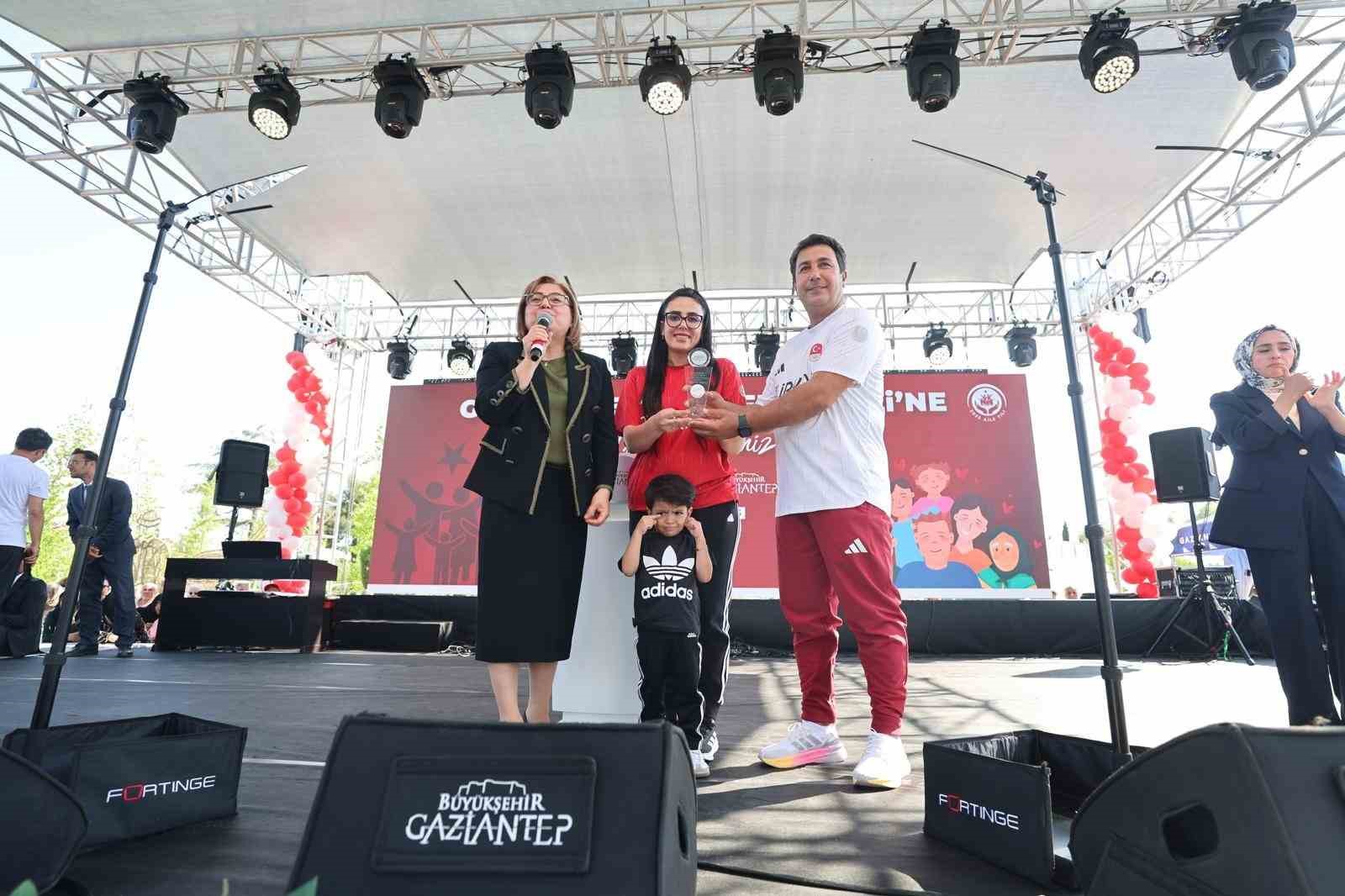 Bakan Göktaş: "Güçlü nesiller güçlü ailelerde yetişir ve güçlü aileler güçlü Türkiye’nin teminatıdır"