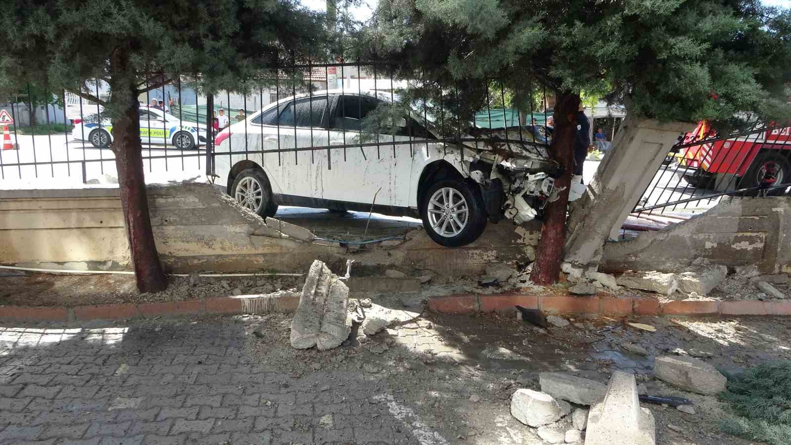 Önce otomobile sonra duvara çarpan araç alev aldı