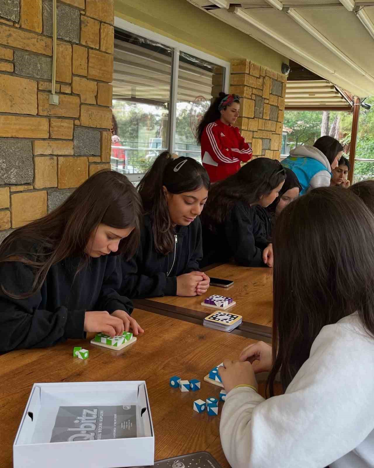 Sultangazili genç kızlar Manisa Kampı’nda doğayla iç içe