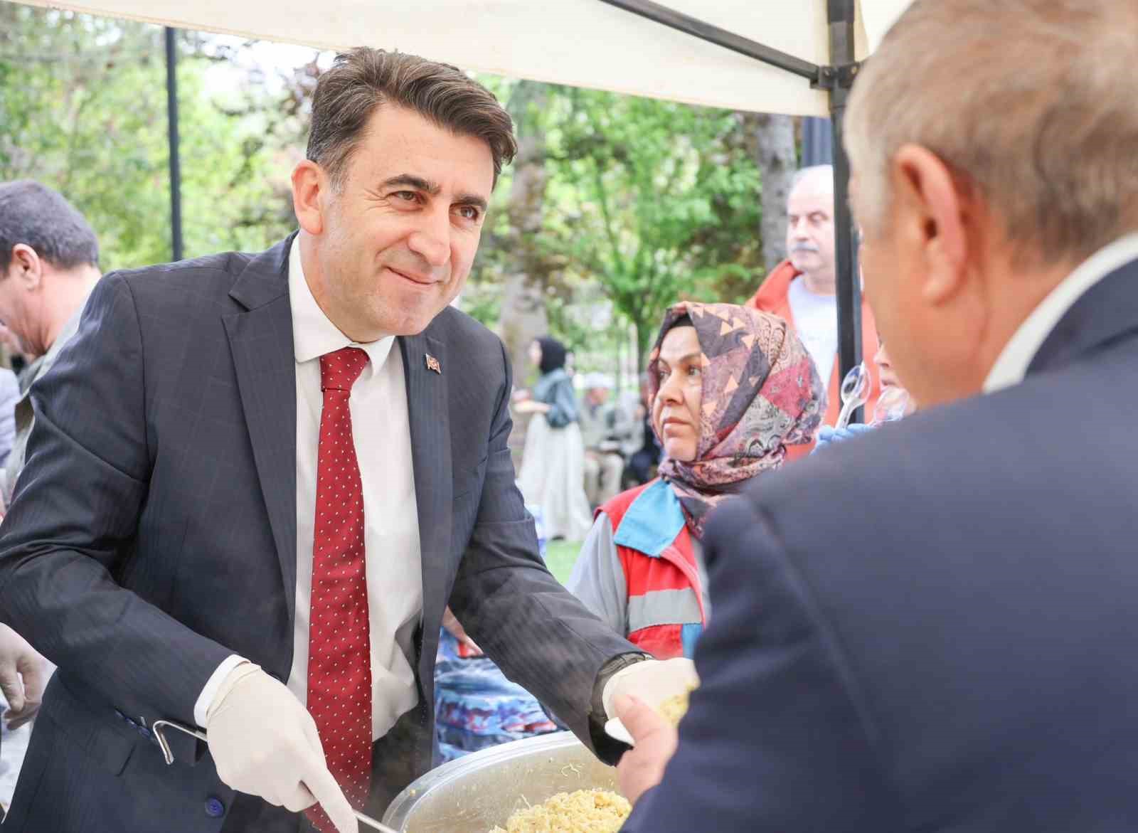 Bilecik Valisi Şefik Aygöl’den geleneksel Cuma pilavı ikramı