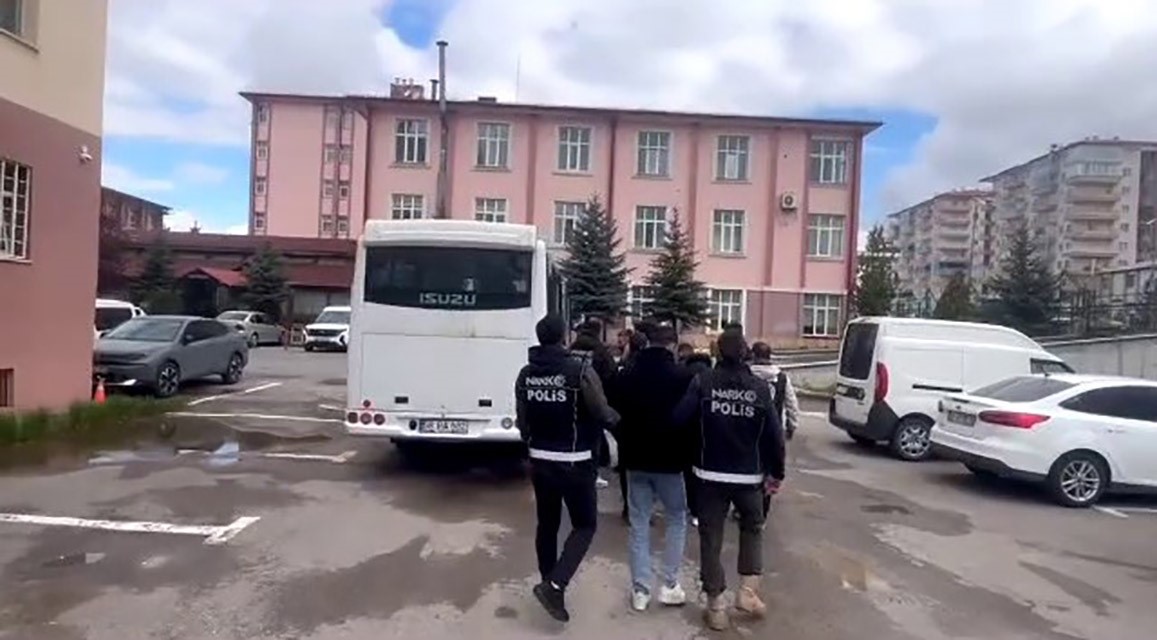Sivas’ta uyuşturucu ticaretine yönelik yapılan operasyonda 8 kişi tutuklandı