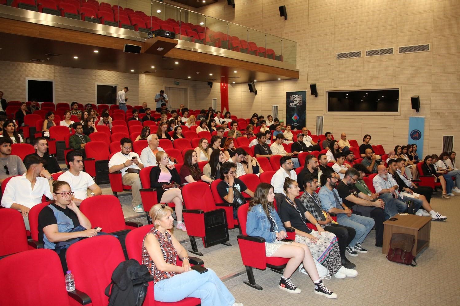 Y&ouml;netmen &Ouml;mer Faruk Sorak, Akdeniz &Uuml;niversitesi&rsquo;nde &ouml;ğrencilerle buluştu
