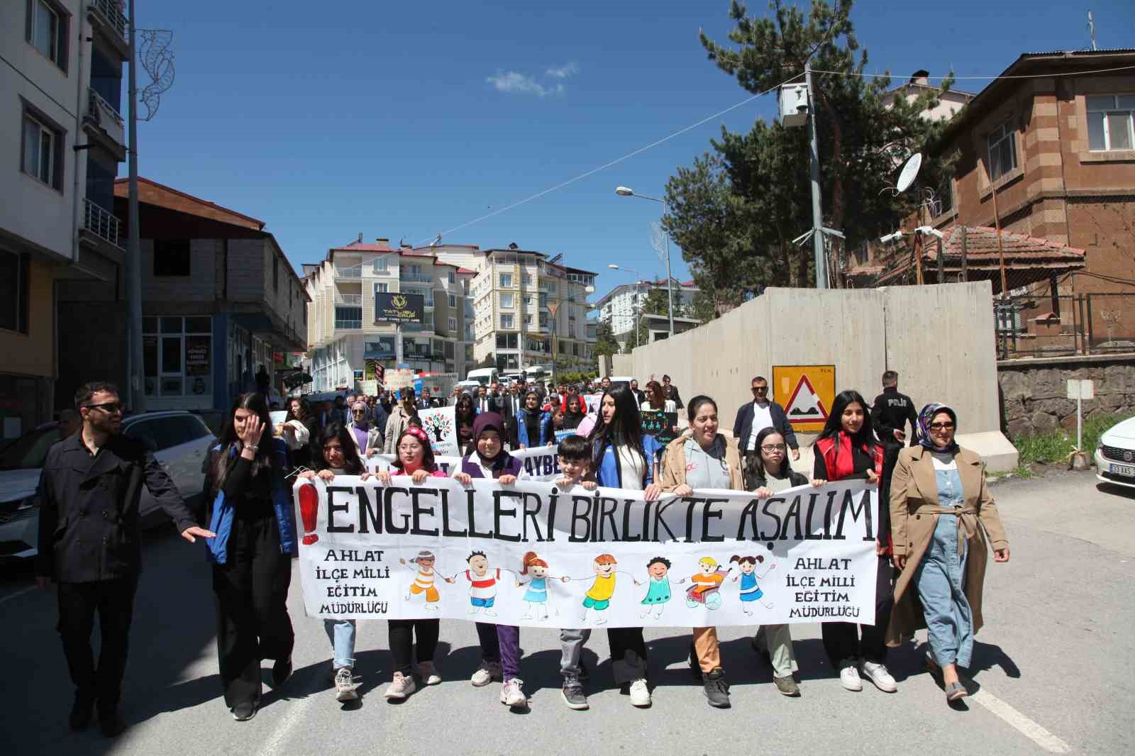 Ahlat’ta engelliler için farkındalık yürüyüşü