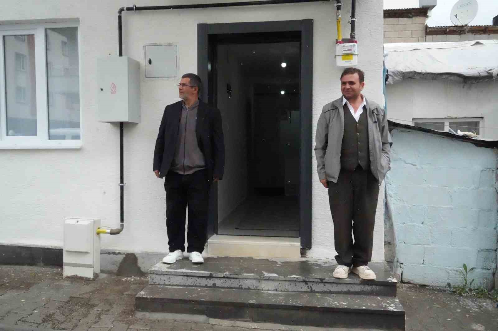 Muş’ta 3 engelli kardeşin evi yenilendi