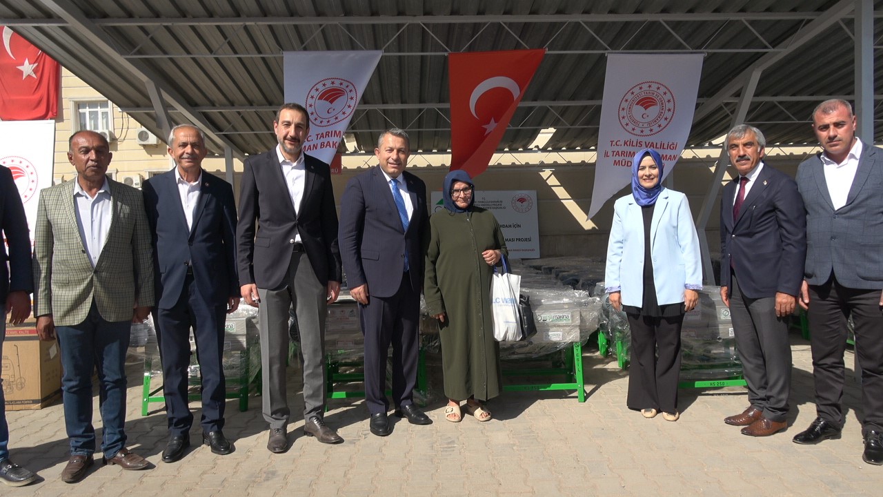 Kilis&rsquo;te tarıma ve istihdama katkı sağlayacak ekipmanlar &ccedil;ift&ccedil;ilere teslim edildi
