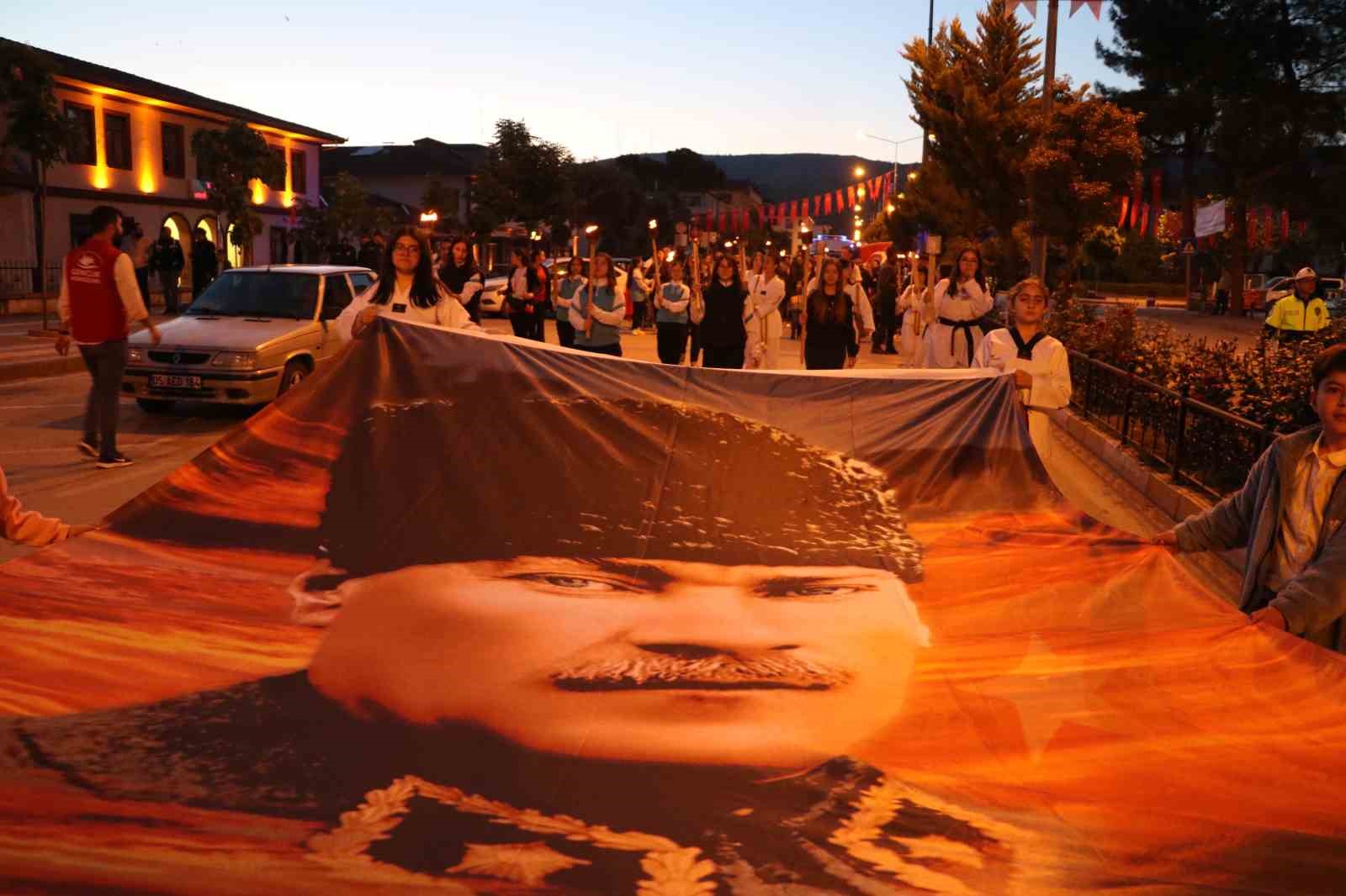 Taşova’da coşkulu 19 Mayıs meşale ve bayrak yürüyüşü