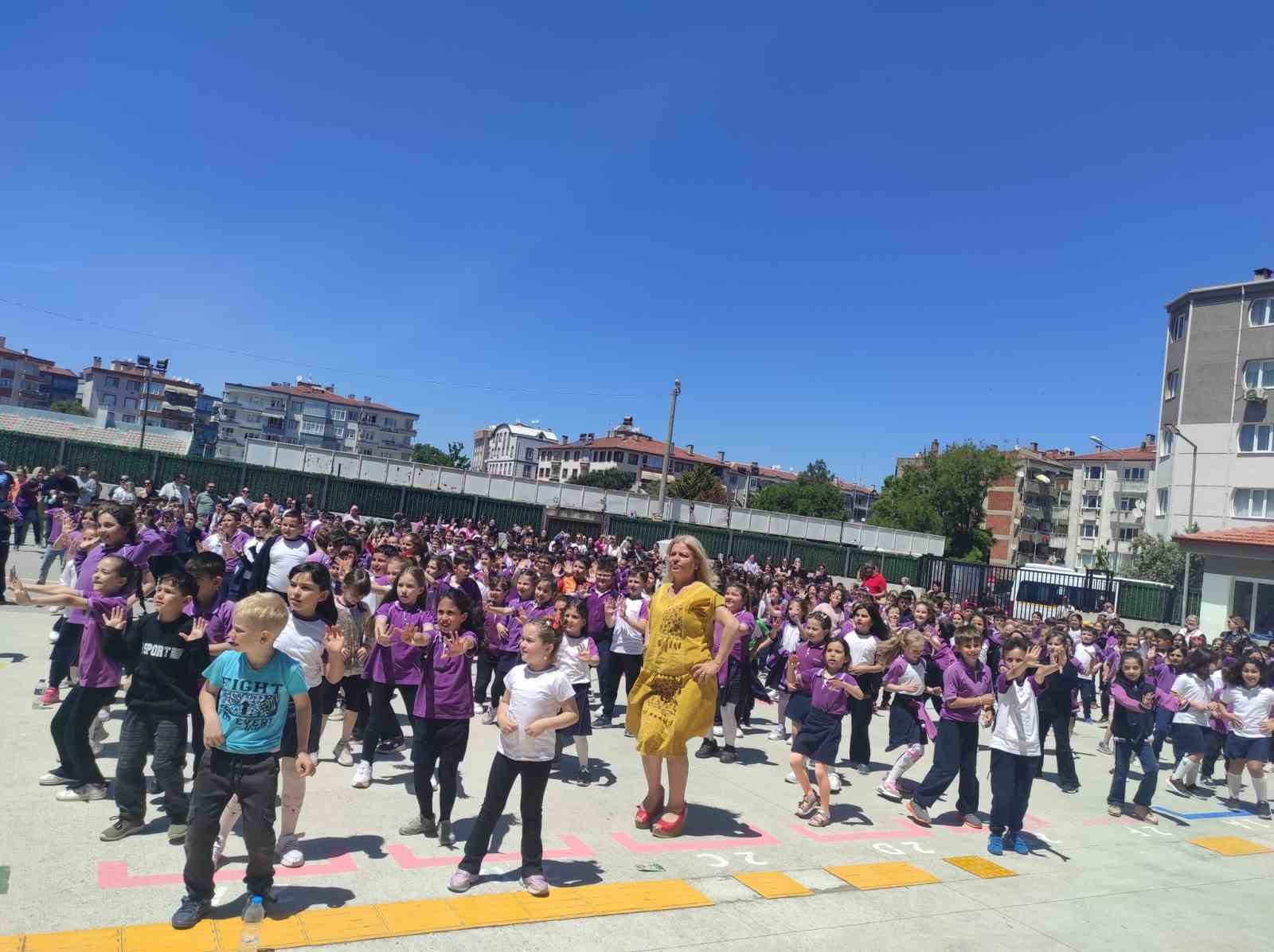 Mudanya’da 820 öğrenci zumba yaptı