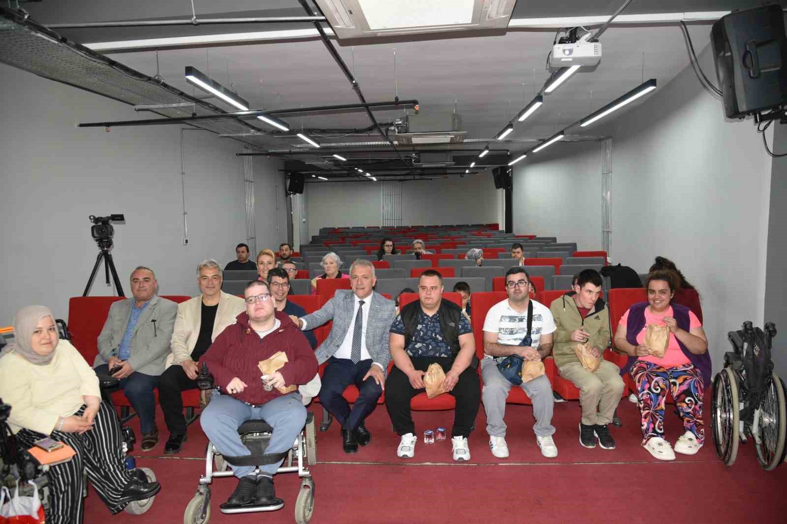 ‘Engelsiz Perde, Sınırsız Sanat’ programı