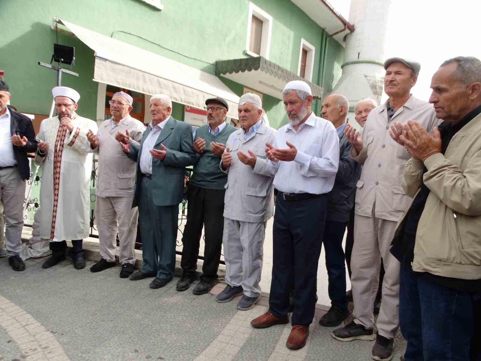 Hisarcık’tan 19 hacı adayı kutsal topraklara uğurlandı