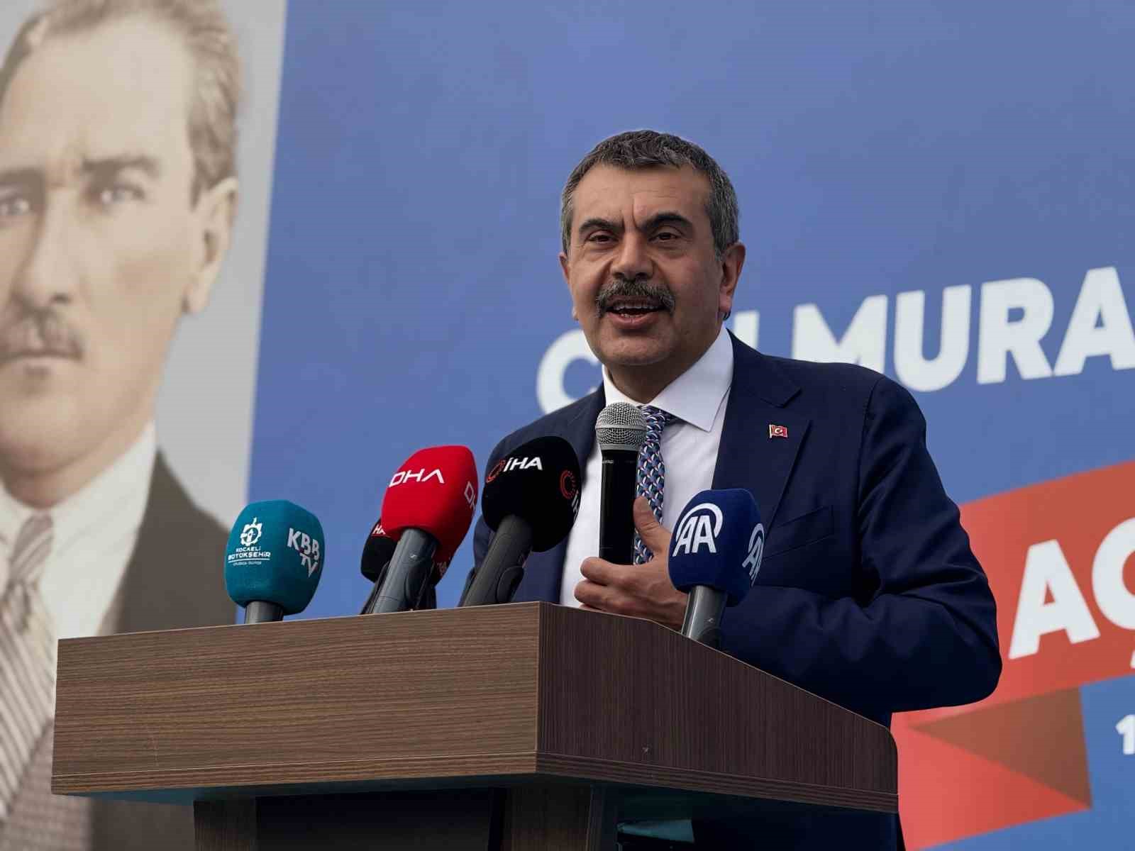 Bakan Tekin: "Okulumuzun 14-15 dönüm arazi içerisinde 10 metrekare payı olduğu için dava açan belediye başkanları var"