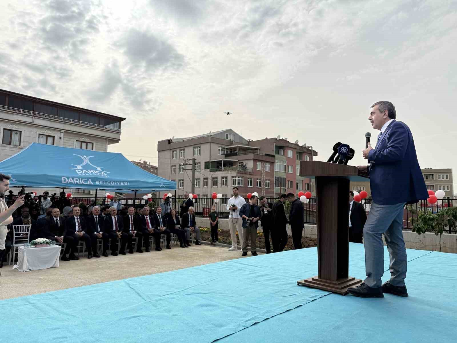 Bakan Tekin: "Okulumuzun 14-15 dönüm arazi içerisinde 10 metrekare payı olduğu için dava açan belediye başkanları var"

