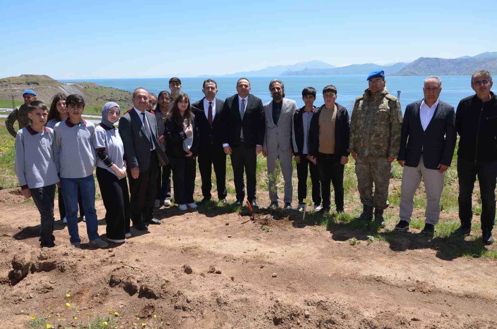 Tatvan&rsquo;da fidanlar toprakla buluştu
