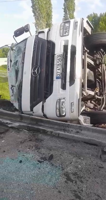 Tır şarampole devrildi, s&uuml;r&uuml;c&uuml;s&uuml; yaralandı
