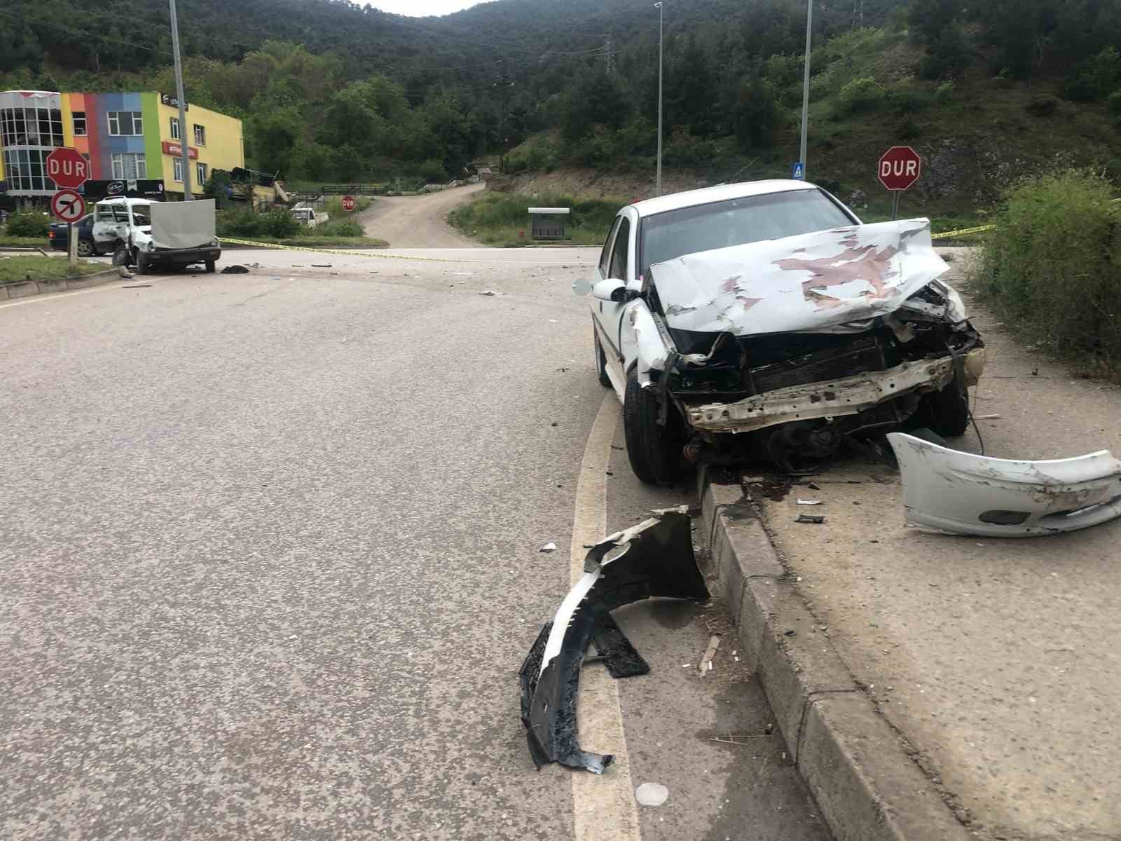 Amasya’da iki otomobil kavşakta çarpıştı: Kaza anı kamerada
