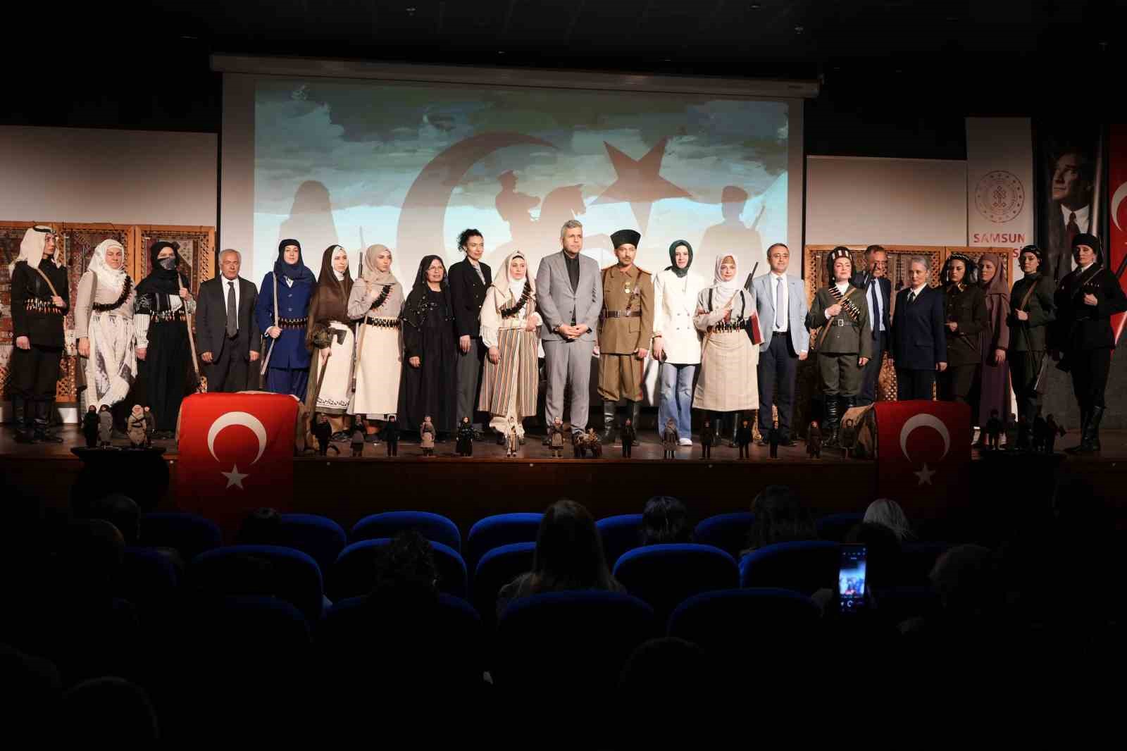 Tarihe ışık tutan defile: 23 kadın kahramanın kıyafetleri defilede sergilendi
