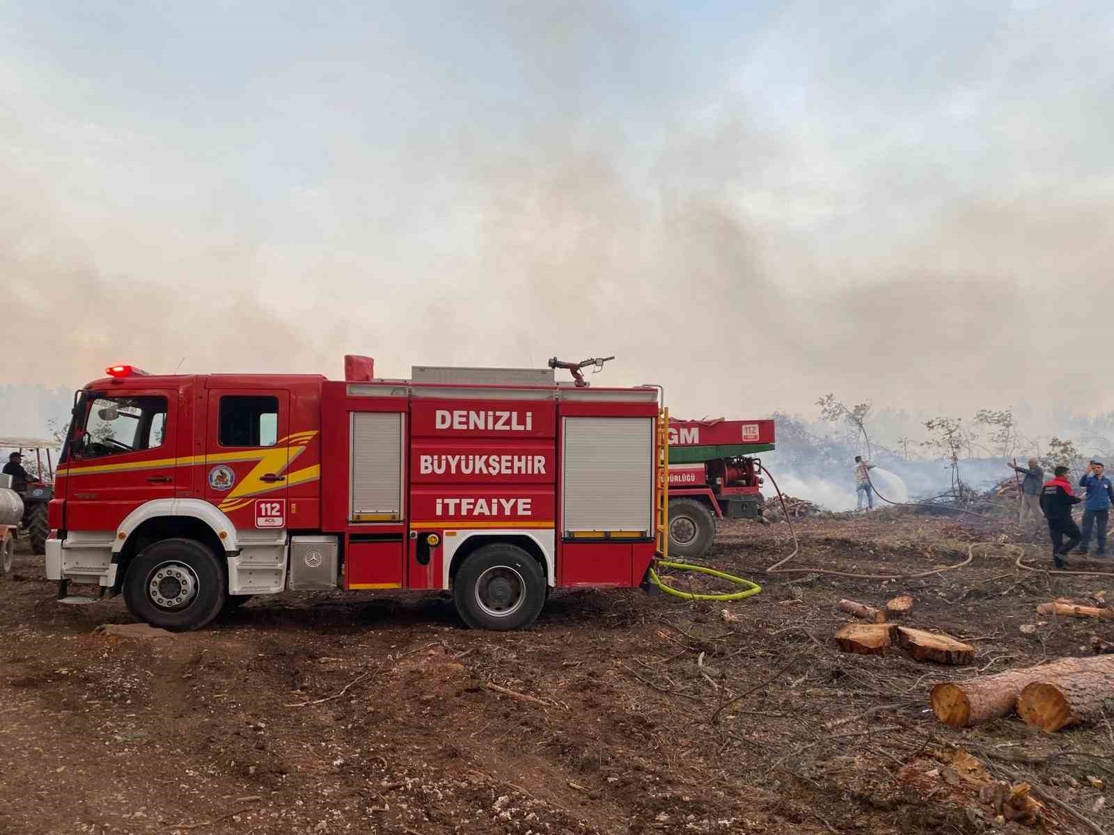 Kale&rsquo;deki orman yangını r&uuml;zgarla birlikte ilerliyor
