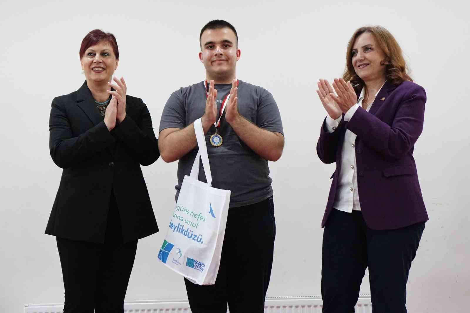 Beylikdüzü’nün özel sporcuları turnuvada ter döktü