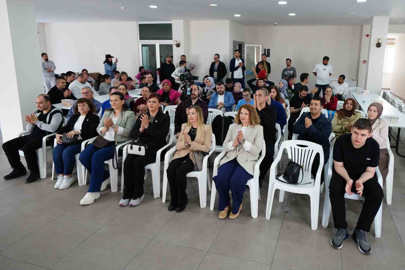 Beylikdüzü’nün özel sporcuları turnuvada ter döktü
