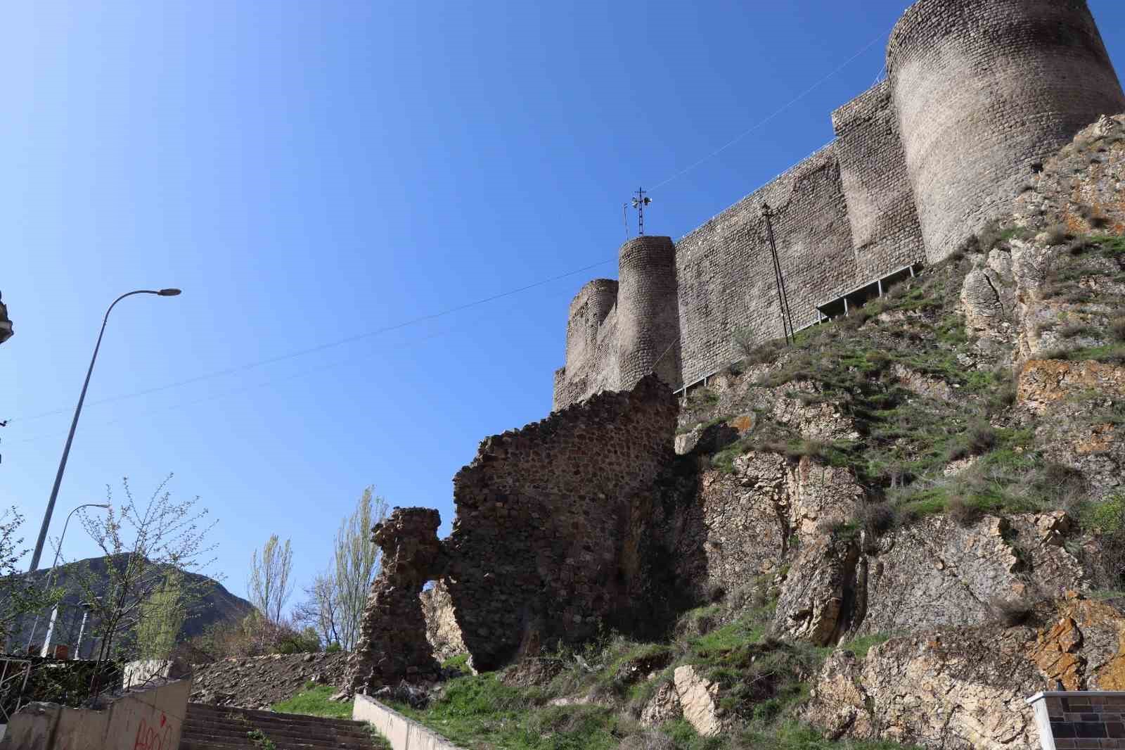 Oltu Kalesi yıkılma tehlikesiyle karşı karşıya
