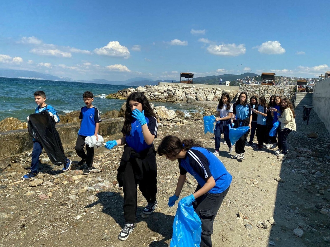 Öğrencilerden Mudanya sahillerinde temizlik operasyonu