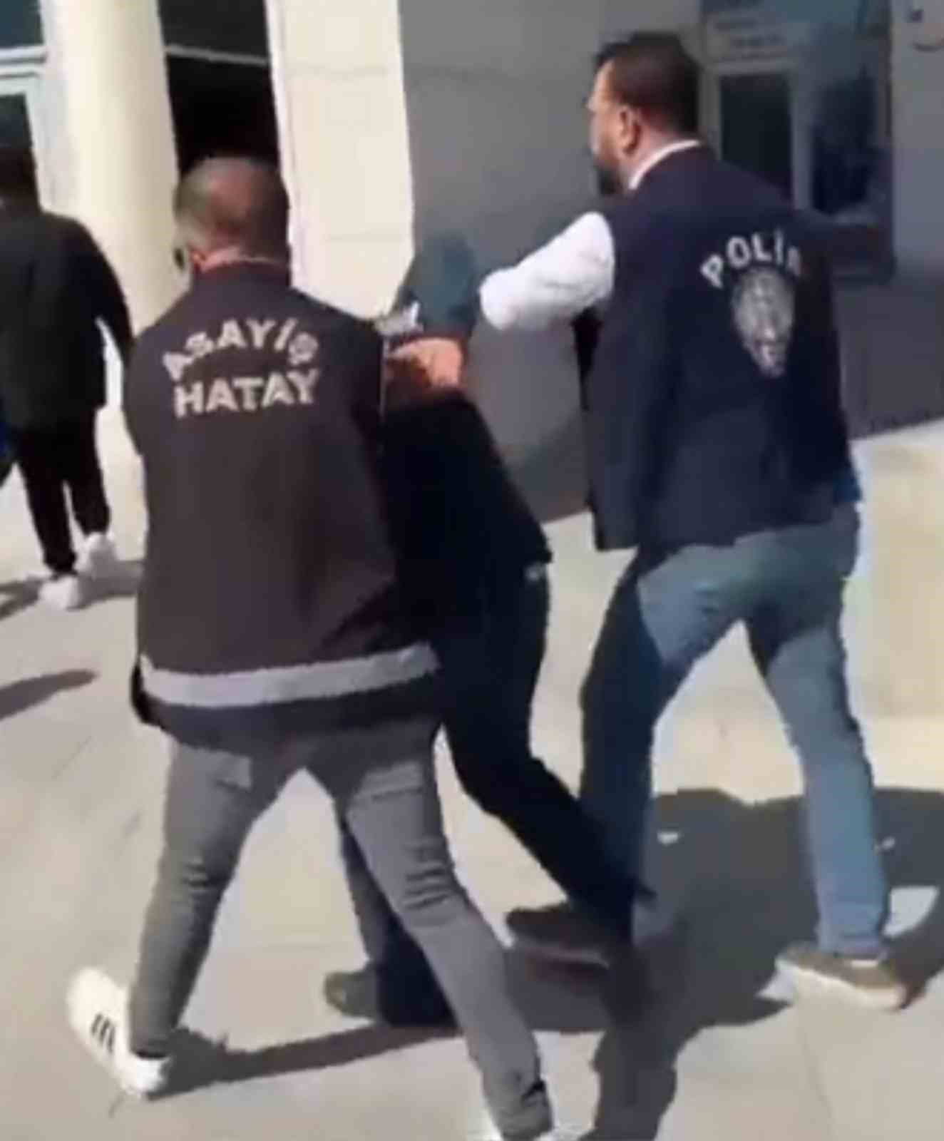 Motosikletin plakasını bantlayarak kadınları taciz eden şahıs yakalandı
