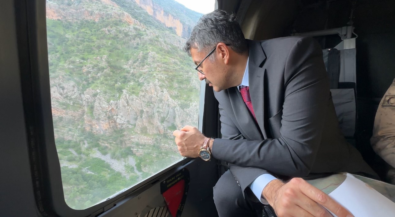 Hakkari Valisi Çelik, derede kaybolan çocuğu arama çalışmalarını havadan inceledi