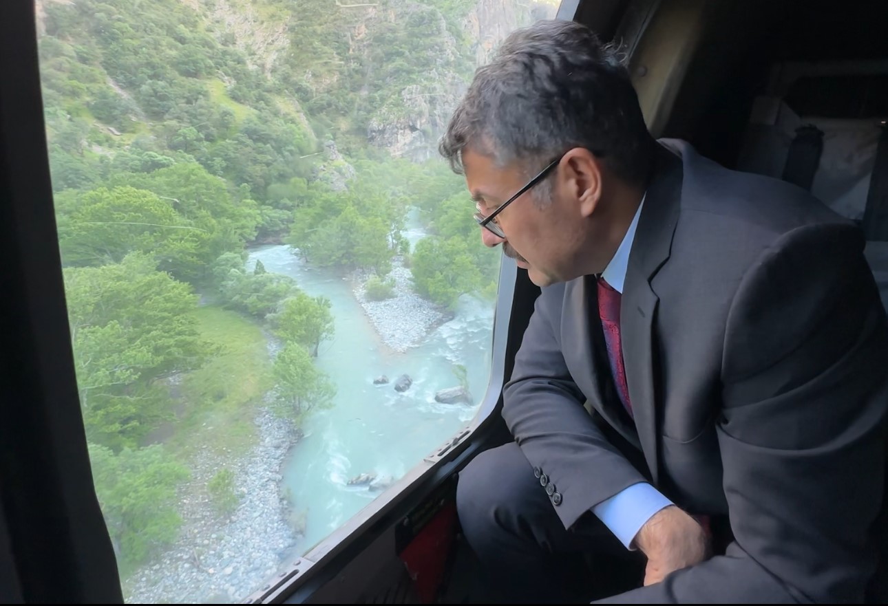 Hakkari Valisi &Ccedil;elik, derede kaybolan &ccedil;ocuğu arama &ccedil;alışmalarını havadan inceledi

