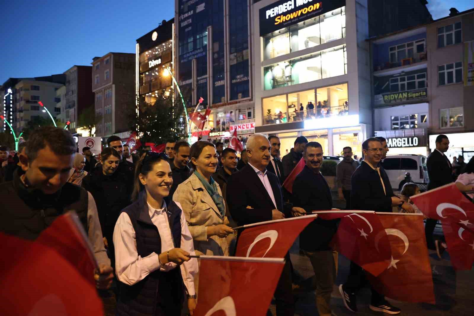 Muş’ta meşaleli gençlik yürüyüşü düzenlendi