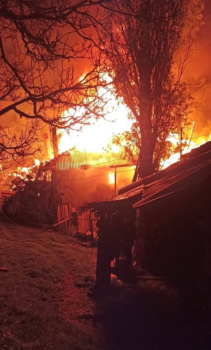 K&ouml;yde &ccedil;ıkan yangında 3 ev kullanılamaz hale geldi
