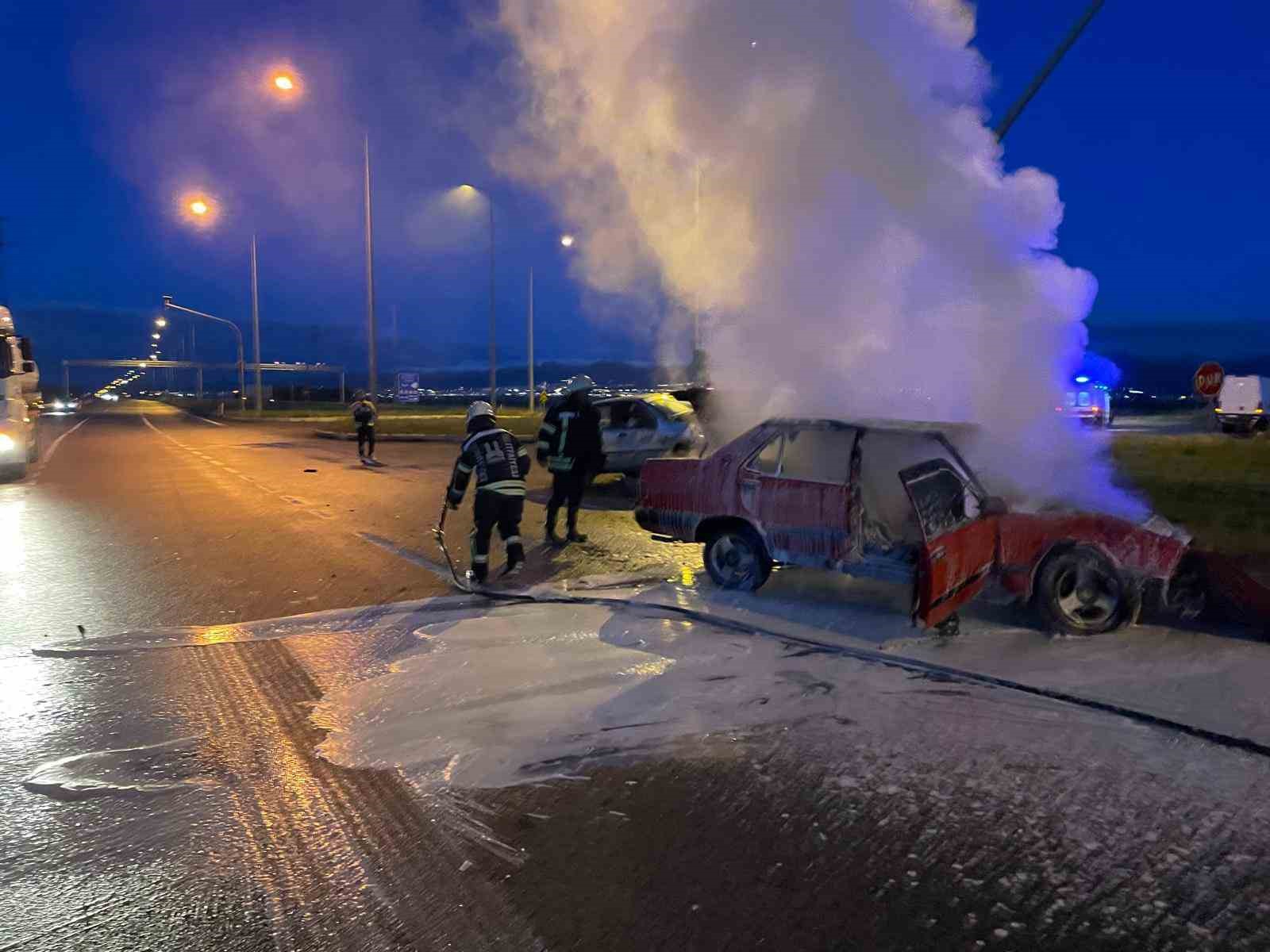 Erzurum’da araç cayır cayır yandı