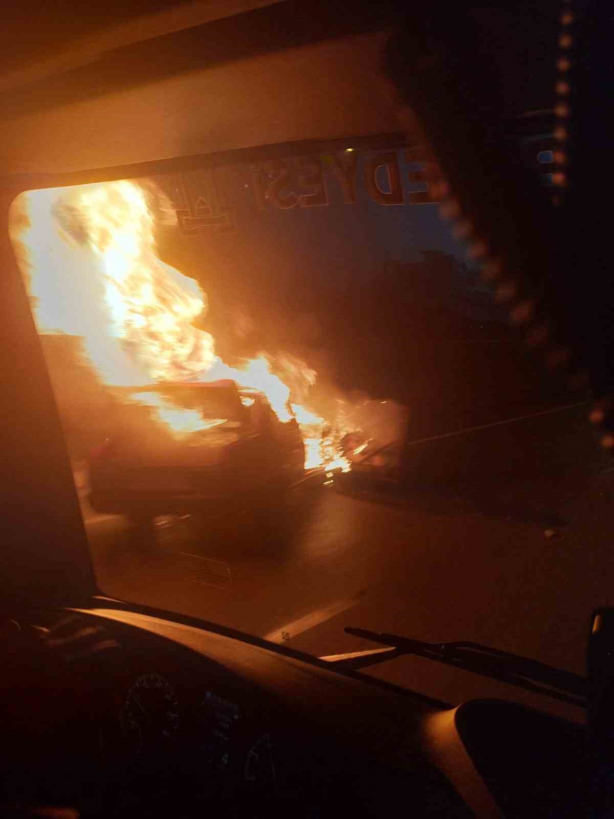 Erzurum&rsquo;da ara&ccedil; cayır cayır yandı
