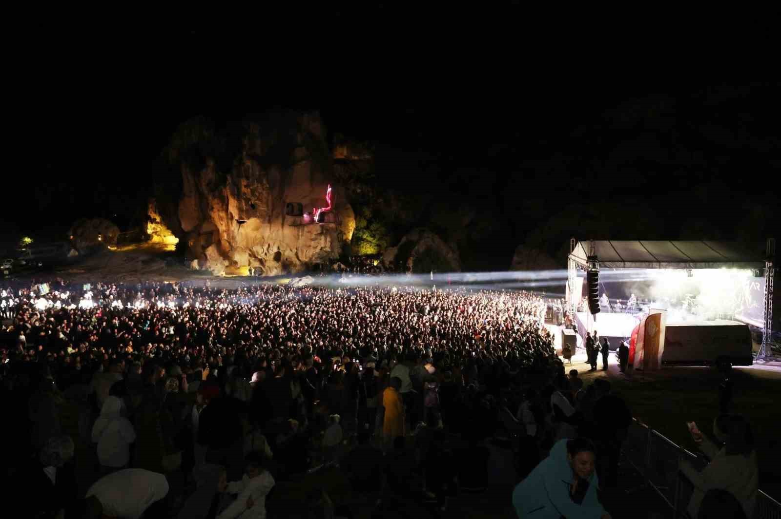 Ekin Uzunlar, Ayazini Frig Vadisi’nde unutulmaz bir konser verdi