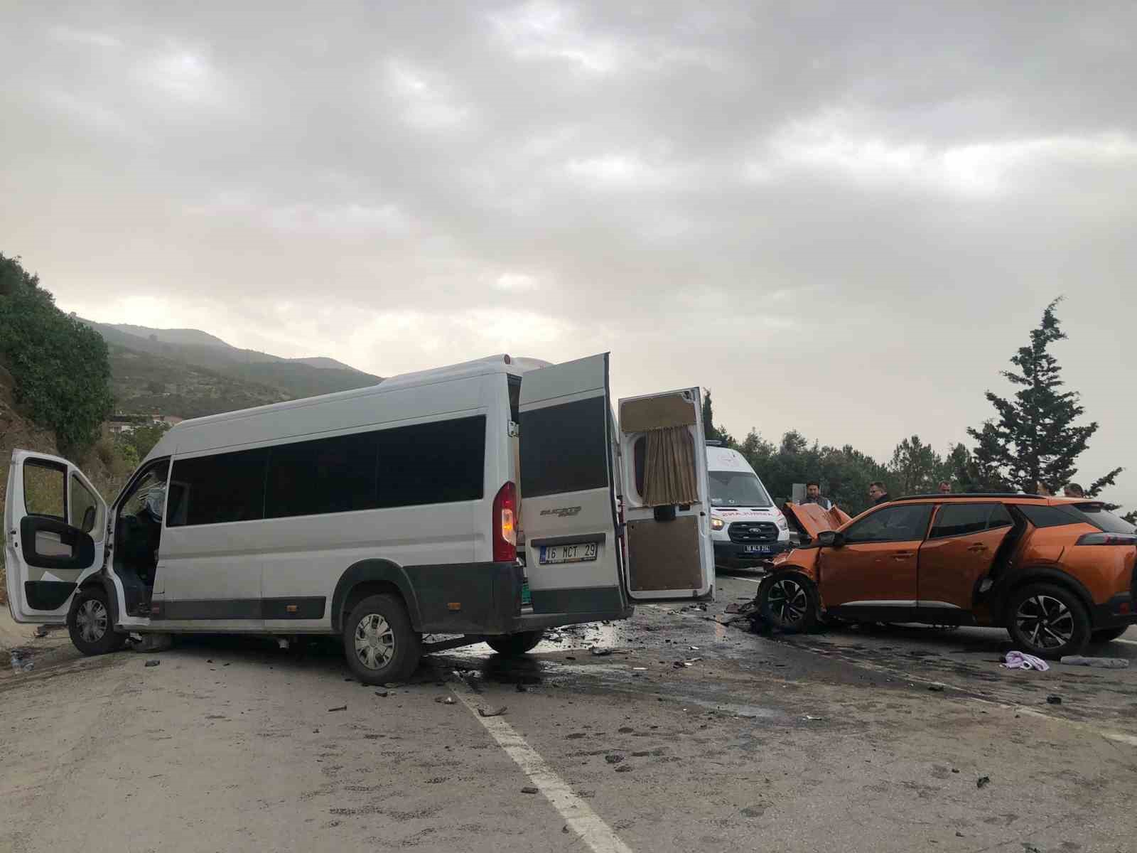 Bursa&rsquo;da feci kaza: Kazayı bırakıp birbirlerine girdiler