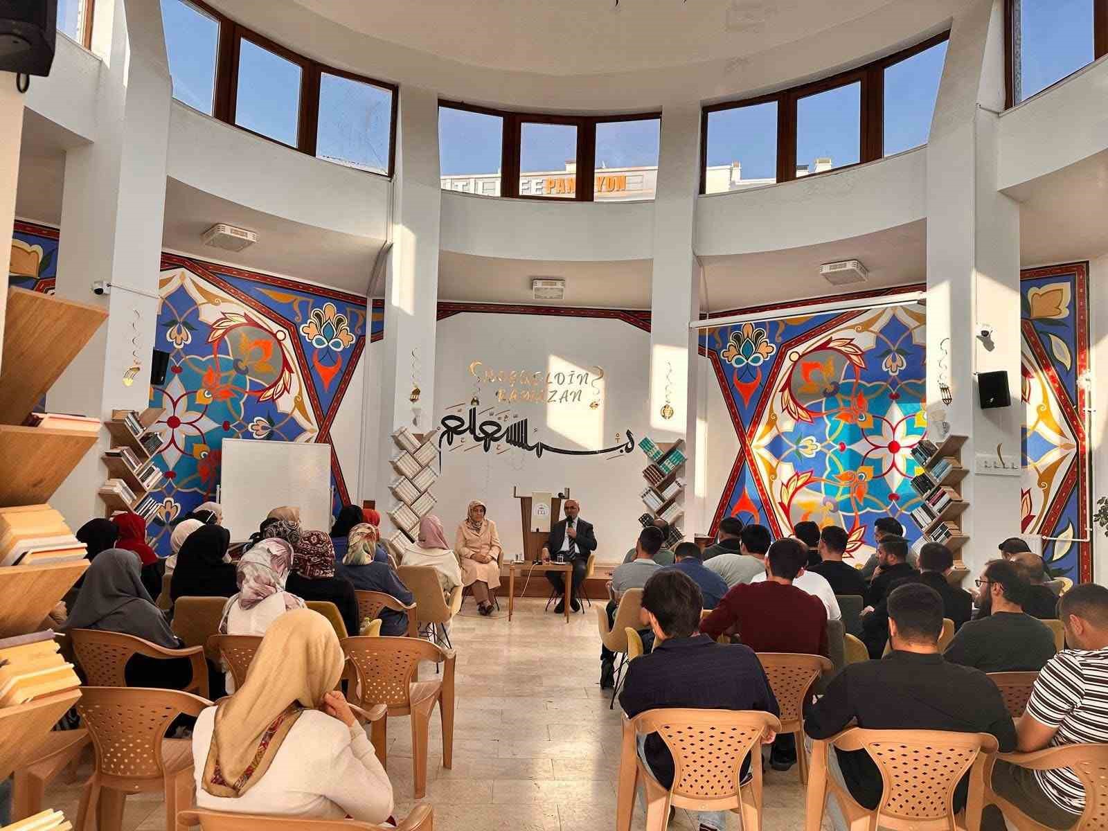 Afyonkarahisar Diyanet Gençlik Merkezi’nde mezuniyet programı coşkuyla gerçekleşti