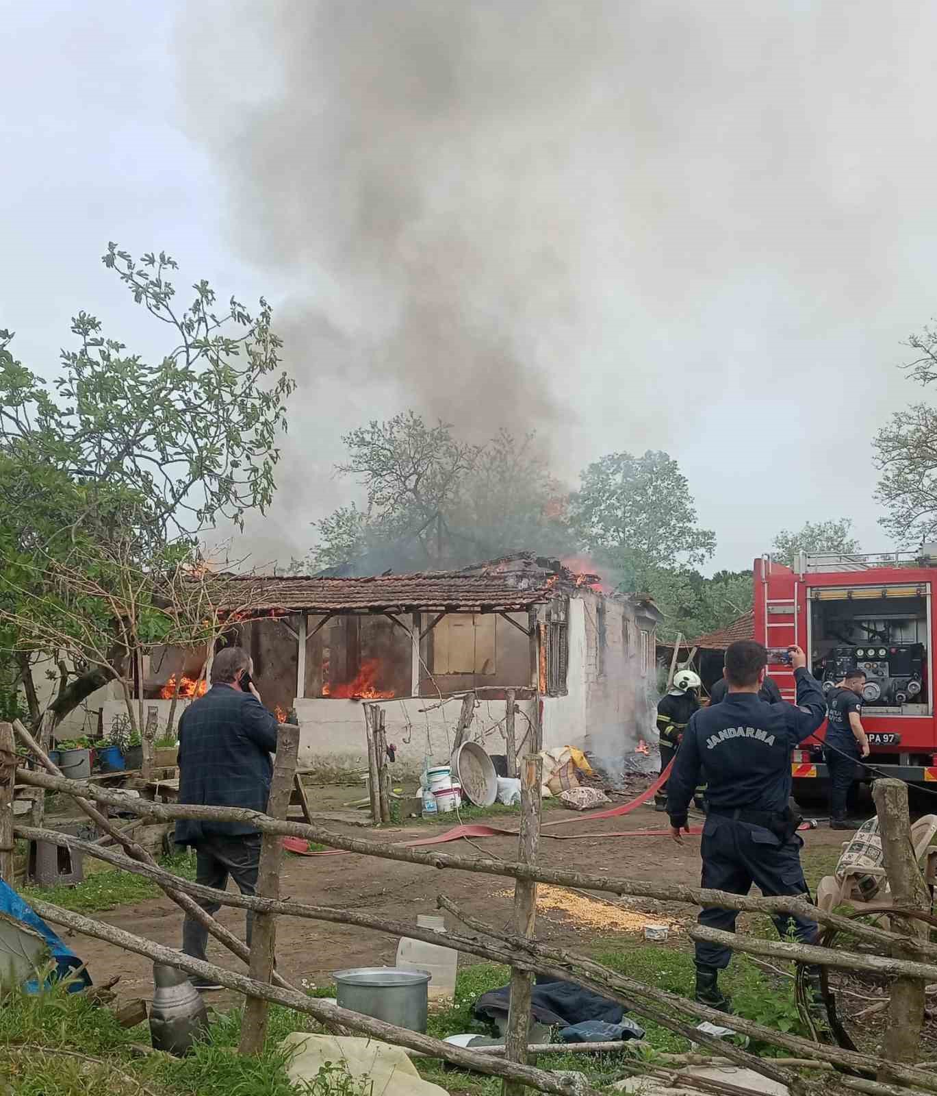 Yangında ev k&uuml;le d&ouml;nd&uuml;
