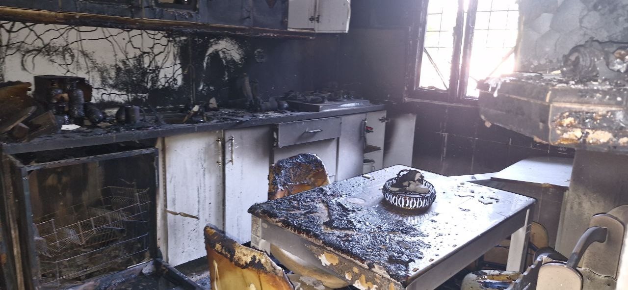 Yıldırım isabet eden ev k&uuml;le d&ouml;nd&uuml;, dumandan etkilenen karı koca hastanelik oldu
