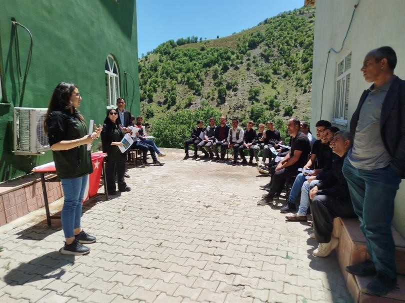 Hakkari’de besiciler şap hastalığı konusunda bilgilendiriliyor