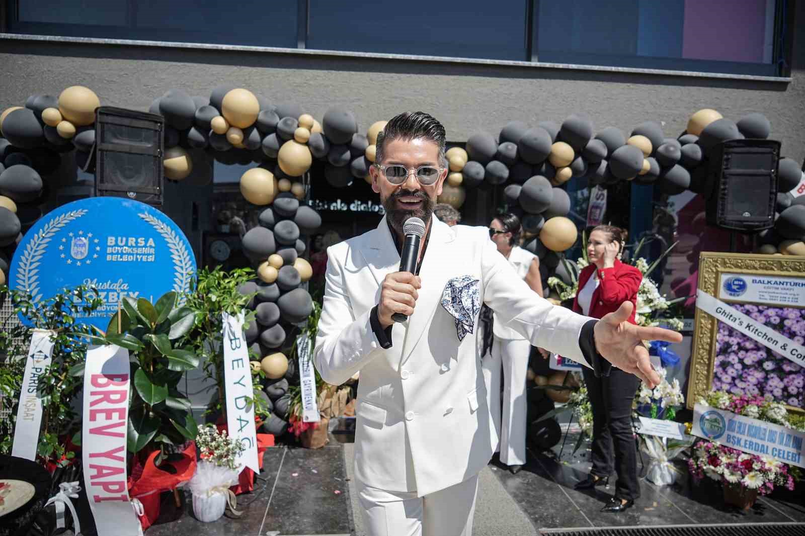 Yaza damgasını vuracak yeni şarkısının ismini sır gibi saklıyor