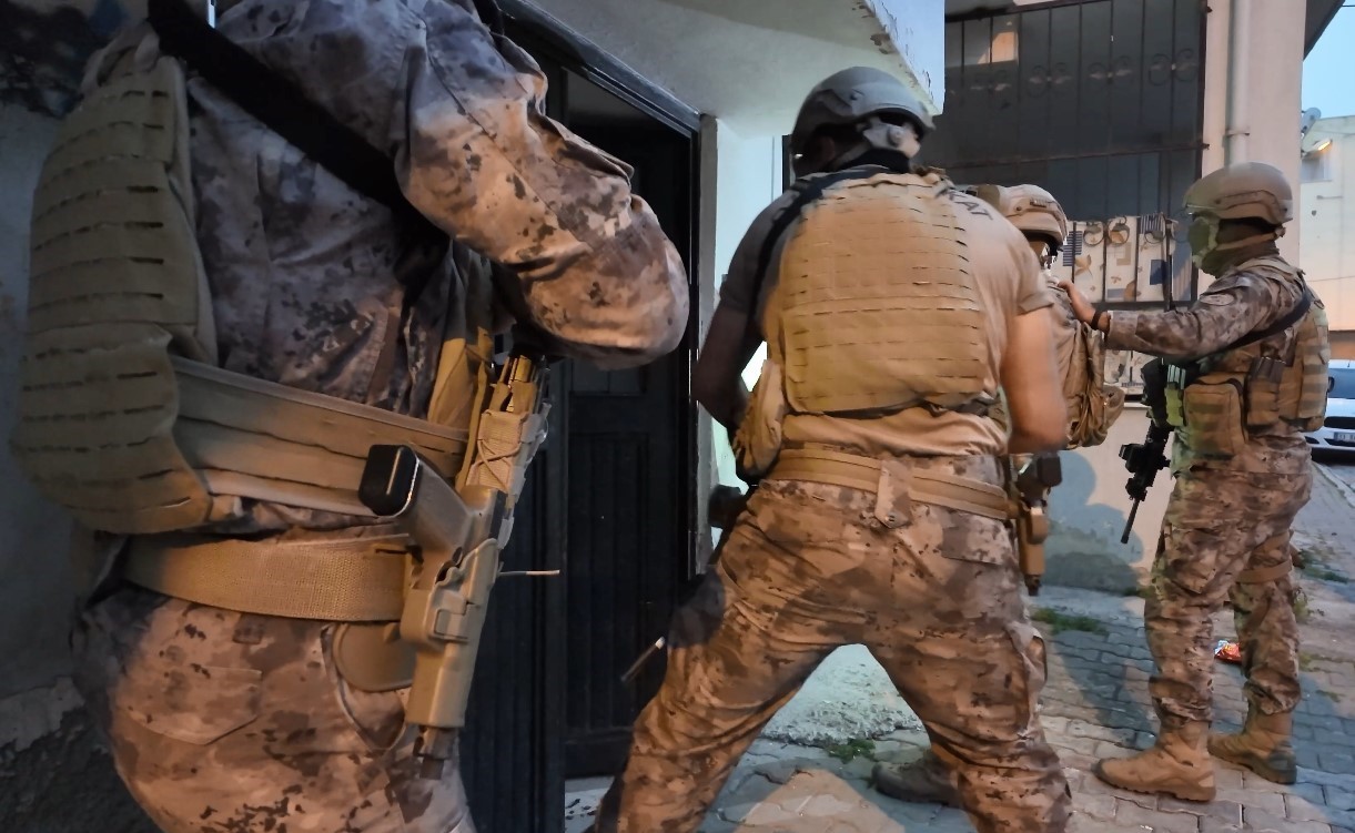 Vatandaşların hesap bilgilerini satan şebeke &ccedil;&ouml;kertildi: 33 g&ouml;zaltı
