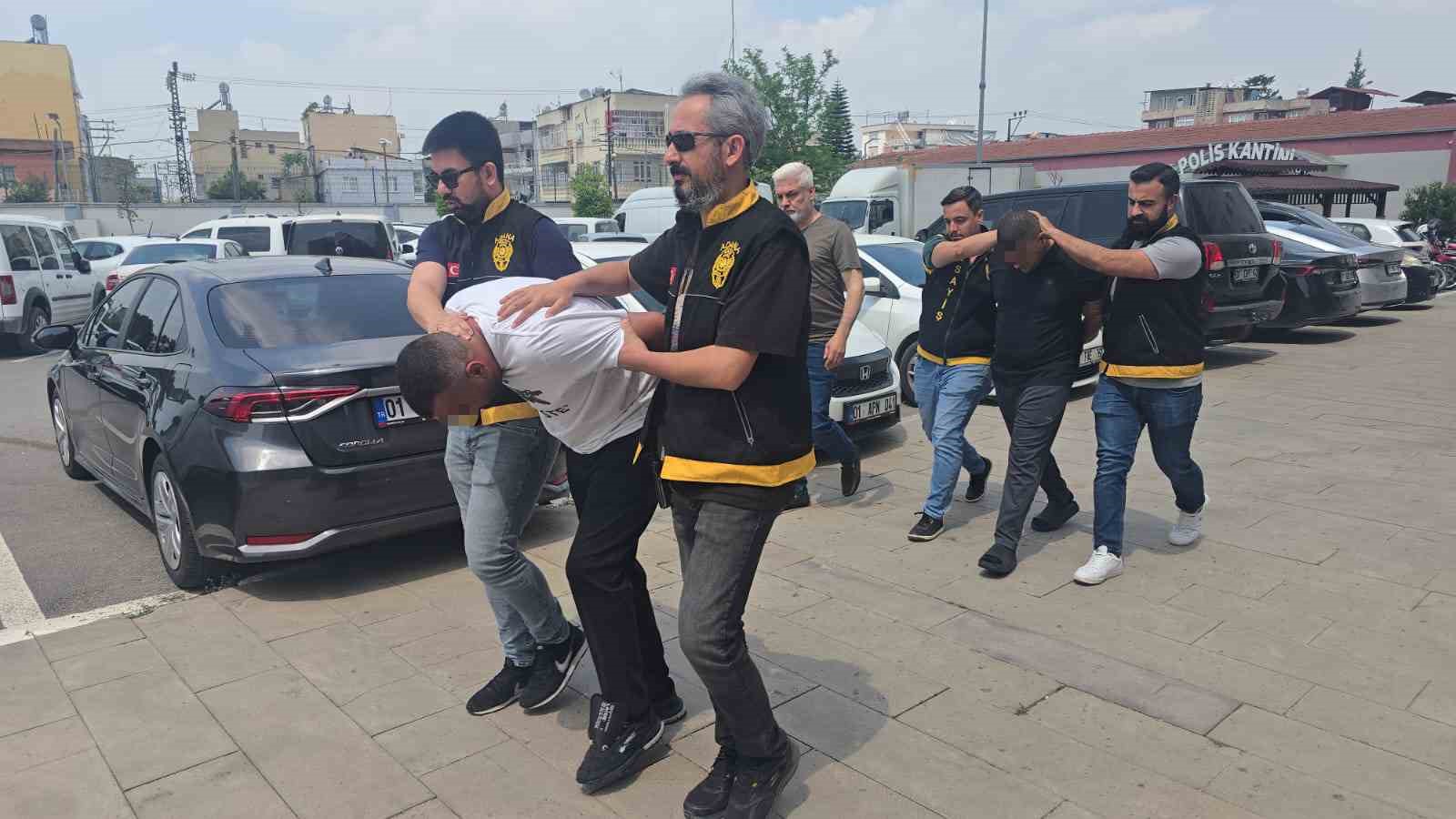 Park halindeki otomobillerden 500 bin TL’lik hırsızlık yapan 3 şüpheli yakalandı