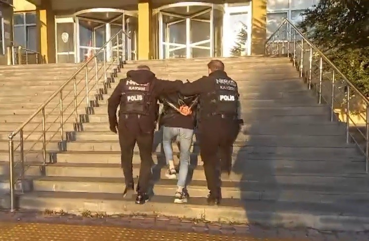 Kayseri&rsquo;de kıyafete emdirilmiş 1 kilo 400 gram narkotik madde ele ge&ccedil;irildi
